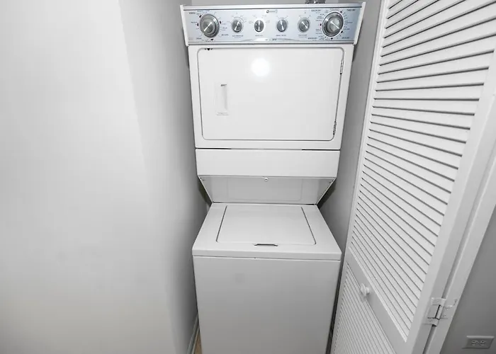 Grant Park 2br With Balcony Skyline View & Gym In Downtown Chicago