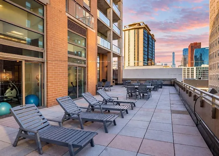 Grant Park 2br With Balcony Skyline View & Gym In Downtown Chicago